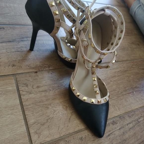 Shoes - Picture 3 of 7